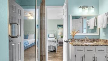 3 soveværelser, skrivebord, strygejern/strygebræt, weekendseng