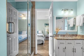 3 bedrooms, desk, iron/ironing board, travel cot - The Salt Water Beach Life (Gulf Shores)