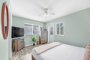 3 bedrooms, desk, iron/ironing board, travel crib