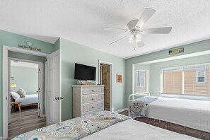 6 makuuhuonetta, työpöytä, silitysrauta/-lauta, vauvan matkasänky