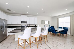 Réfrigérateur, four, plaque de cuisson, lave-vaisselle