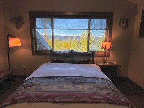 3 bedrooms, iron/ironing board, WiFi, bed sheets - 3 Bedroom w/ Game Room / Gourmet Kitchen / Community Pool - MNT VIEW IS AMAZING! (Cle Elum)