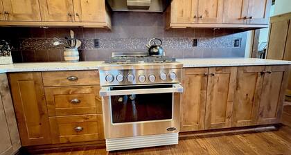 3 Bedroom w/ Game Room / Gourmet Kitchen / Community Pool - MNT VIEW IS AMAZING!