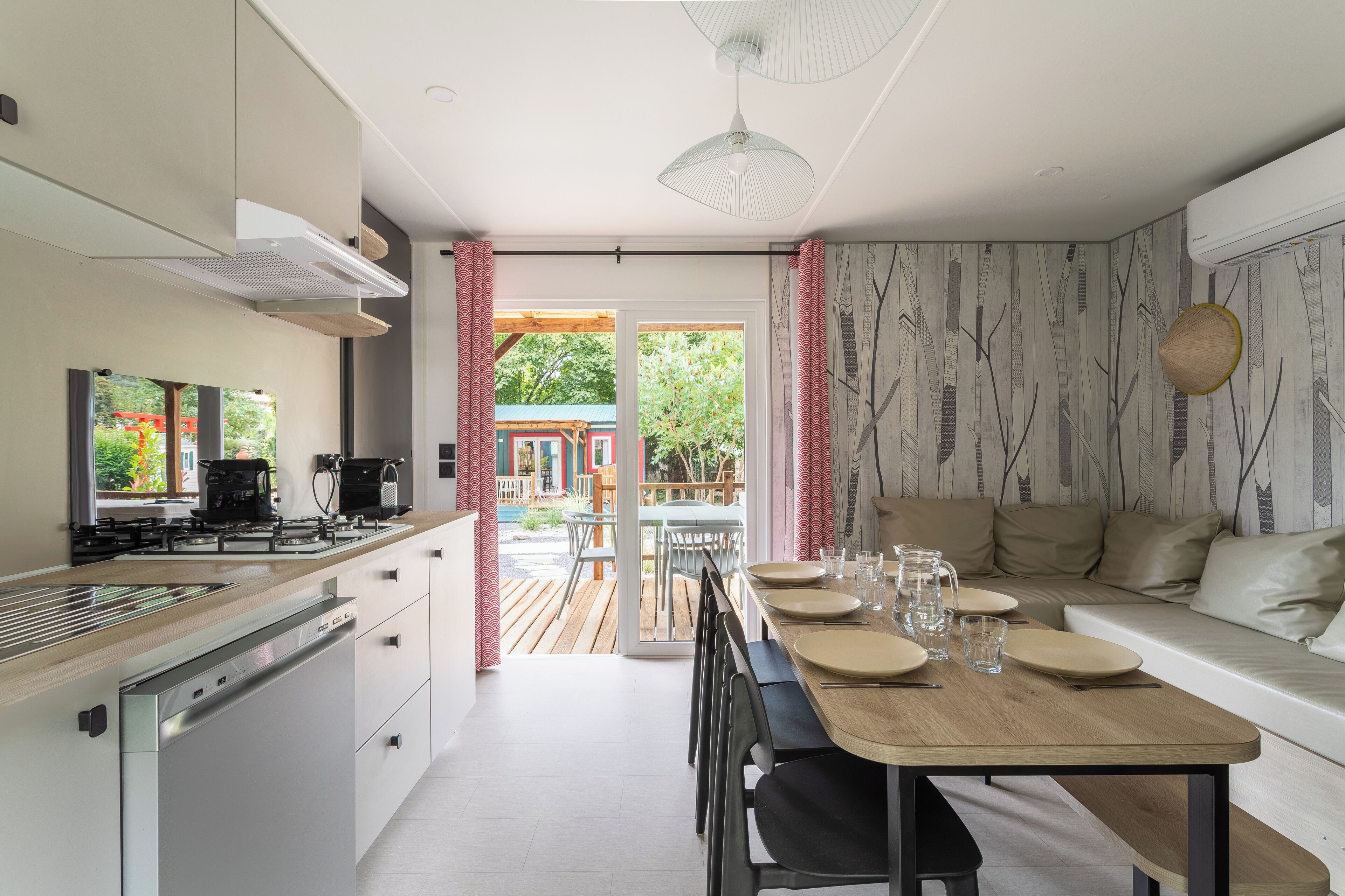 Superior Mobile Home | Living area | 50-cm flat-screen TV with digital channels