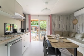 Superior Mobile Home | Ruang tamu | 50 cm televisyen skrin rata dengan digital 