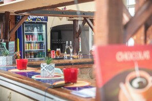 Bar (on property) - Camping Château de l'Hom (Saumane)