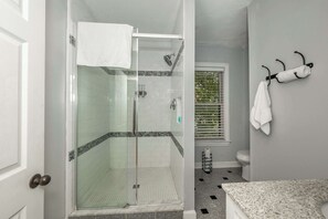 Rumah, Beberapa Tempat Tidur, hot tub, pemandangan kebun (La Dolce Vita Retreat) | Kamar mandi | Shower, pengering rambut,  dan handuk
