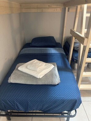 Dormitorio compartido clásico | Wifi gratis y ropa de cama