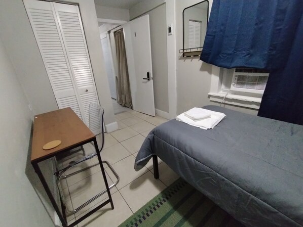 Basic Single Room | Free WiFi, bed sheets - Lenny's Southy Hostel (St. Petersburg)