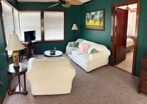 Purple Parrot Cottage | Living area