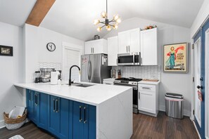 冷蔵庫、電子レンジ、オーブン、コンロ