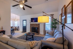 Una Smart TV, una chimenea