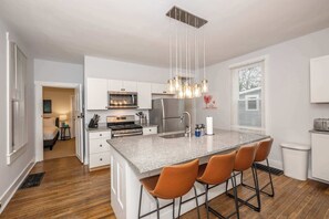 Maison, plusieurs lits, patio, vue jardin (Loveland Landing) | Cuisine privée | Réfrigérateur, micro-ondes, four, plaque de cuisson