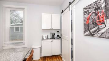 House, Multiple Beds, Patio, Garden View (Loveland Landing) | Private kitchen | Fridge, microwave, oven, stovetop