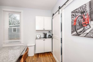 Maison, plusieurs lits, patio, vue jardin (Loveland Landing) | Cuisine privée | Réfrigérateur, micro-ondes, four, plaque de cuisson