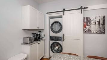 Nhà, nhiều giường, sân hiên, quang cảnh vườn (Loveland Landing) | Nội thất