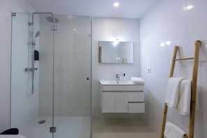 Produtos de toalete biodegradáveis, secador de cabelo, toalhas de banho