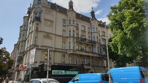 A multi-story building with ornate architectural details, including a clock and decorative elements on the facade. - Zimmer in Centrum von Berlin (Berlin)