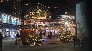 A Christmas market with a traditional market stall and a sign reading "Weihnachtsmarkt". - Zimmer in Centrum von Berlin (Berlin)