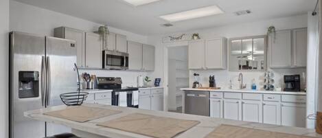 Kjøleskap, mikrobølgeovn, ovn og kokeplater