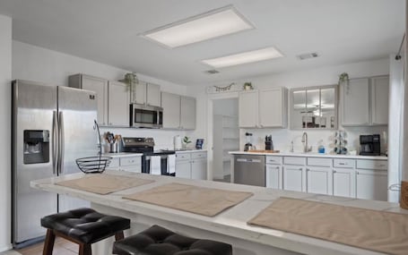 Fridge, microwave, oven, stovetop. Charming 4-bedroom house in North Austin