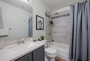 Secadora de cabello, toallas, jabón, papel de baño