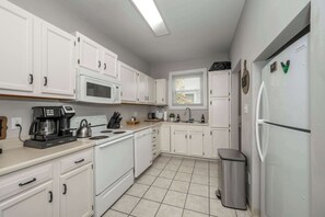 House, Multiple Beds, Kitchen, Garden View (Scholar’s Haven) | Private kitchen | Fridge, microwave, oven, stovetop