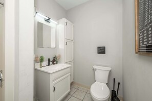 House, Multiple Beds, Kitchen, Garden View (Scholar’s Haven) | Bathroom