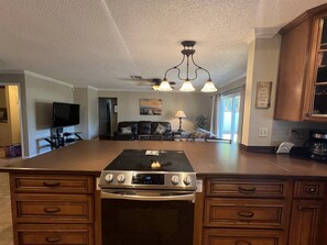 Geladeira, micro-ondas, fogão, cooktop