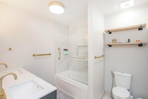 Chuveiro, produtos de toalete biodegradáveis, secador de cabelo, bidê