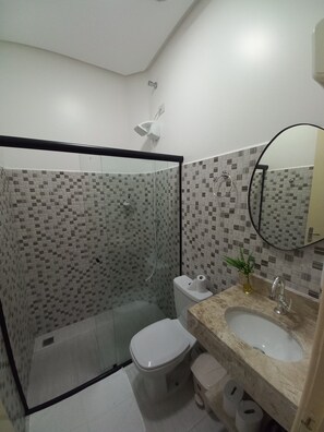 Classic Suite | Bathroom | Shower, towels, soap, toilet paper - Pousada Imperial (Seabra)