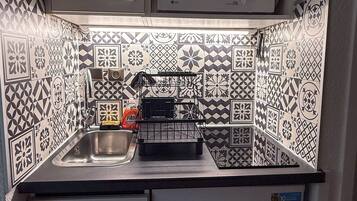 Réfrigérateur, micro-ondes, plaque de cuisson, cafetière/bouilloire