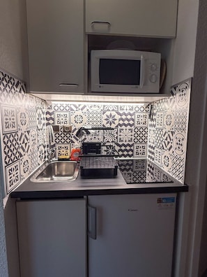 Réfrigérateur, micro-ondes, plaque de cuisson, cafetiÚre/bouilloire