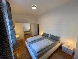 2 bedrooms, iron/ironing board, WiFi, bed sheets - OnThePoint (Duisburg)