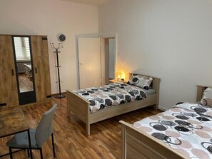 2 habitaciones, tabla de planchar con plancha, wifi y ropa de cama
