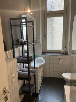 Secador de cabelo, toalhas de banho, sabonete, papel higiênico