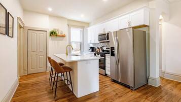 Geladeira, micro-ondas, fogão, cooktop