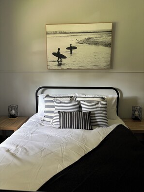 5 bedrooms, iron/ironing board, WiFi, bed sheets