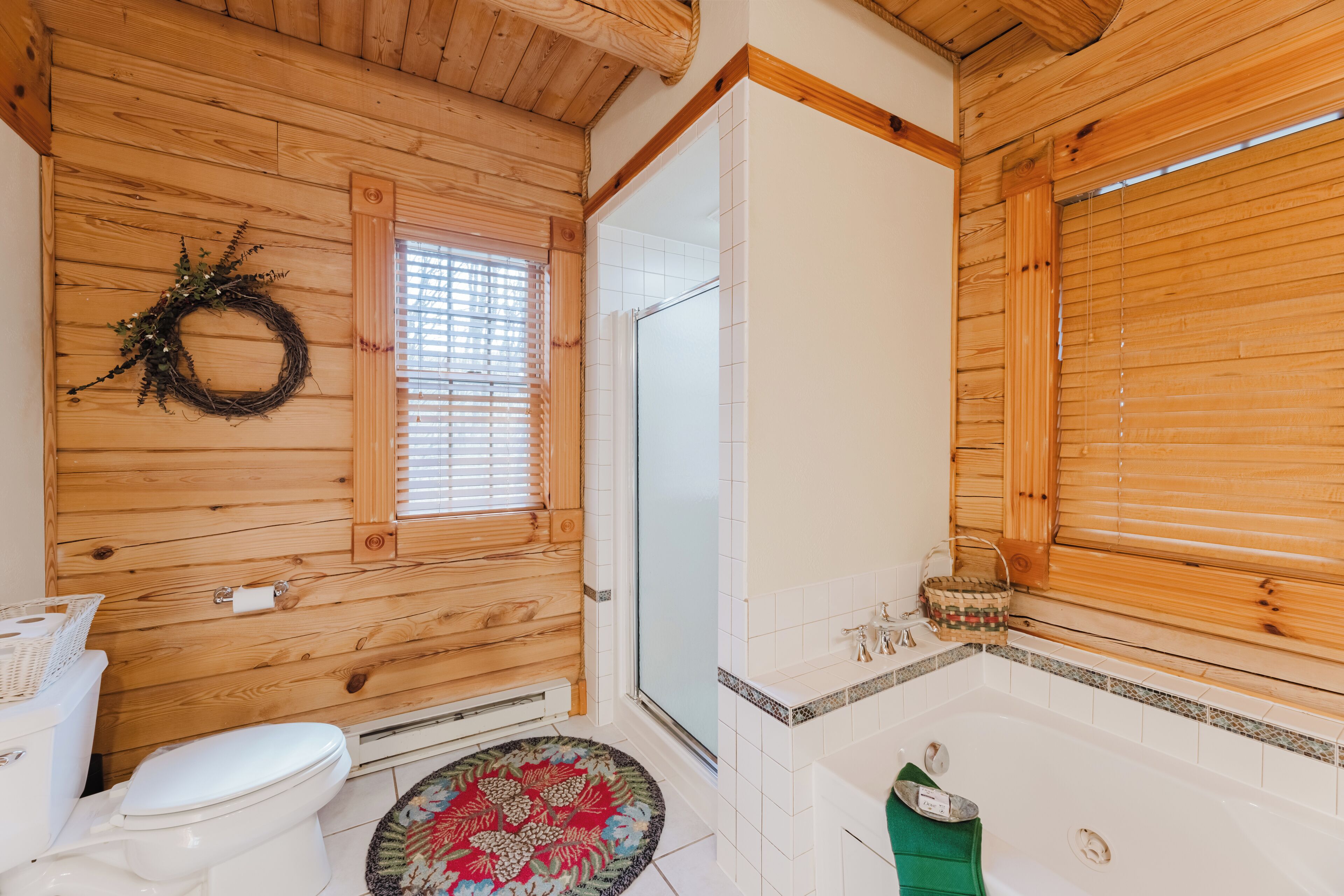 Un interior de madera con un inodoro, una ducha y una bañera.