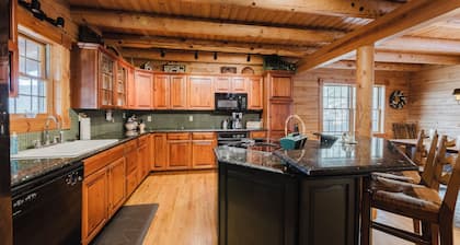 Luxury 3 Bedroom Log Cabin in Snowshoe Resort’s Hawthorne Valley - Sleeps 8 - 10