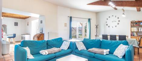 Televisie, een open haard en een dvd-speler