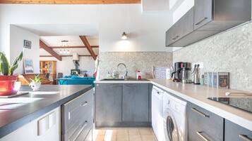 Coffee/tea maker, fridge, microwave, oven