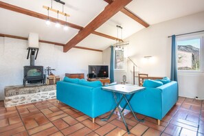 Fernseher, Kamin, DVD-Player