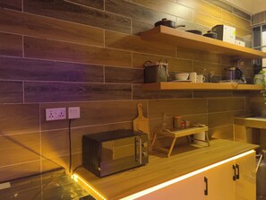 Microwave, oven, stovetop - Cozy Bohemian 1-bedroom apartment with AC, WiFi in fabulous Accra (Accra)