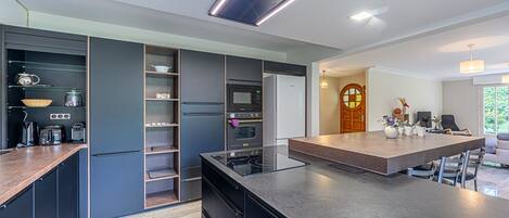 Kühlschrank, Mikrowelle, Ofen, Geschirrspüler