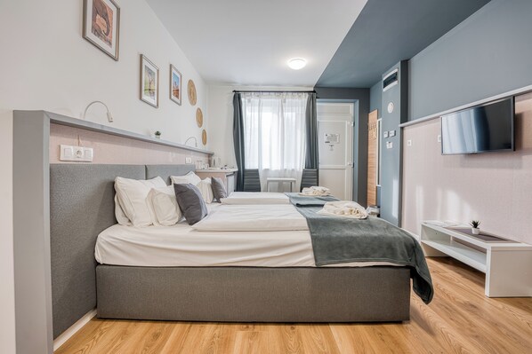 Caja de seguridad en la habitación, escritorio y cortinas blackout