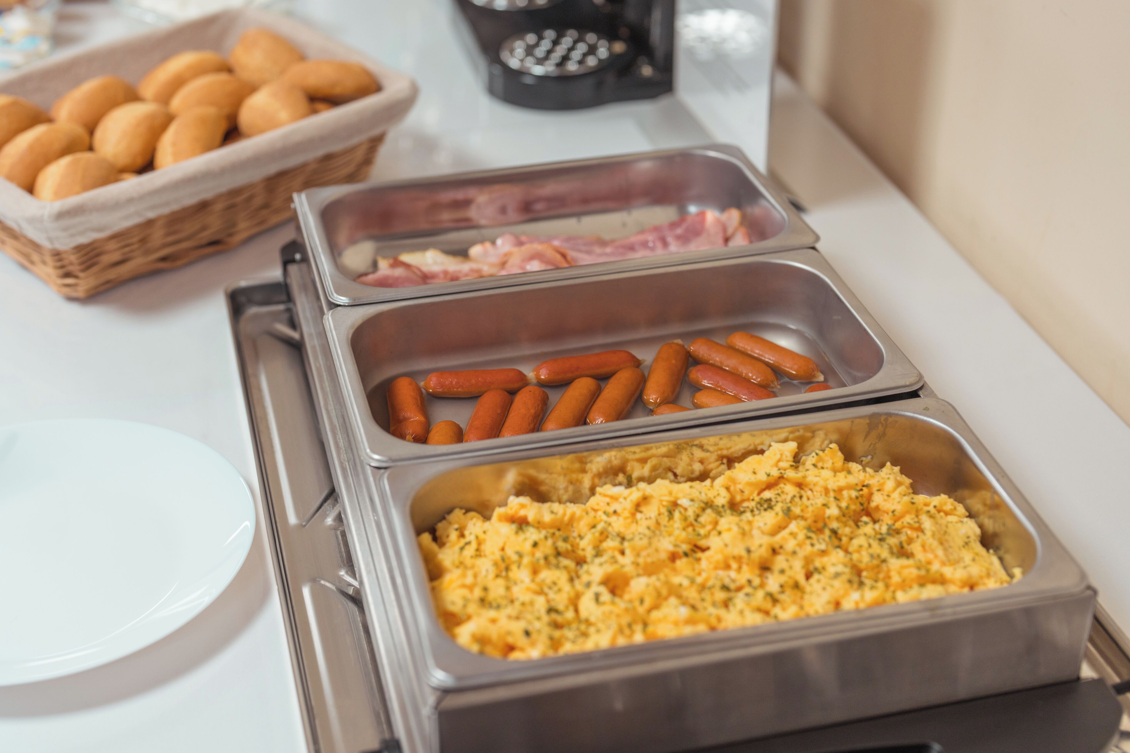 بوفيه فطور يوميًا بتكلفة قدرها (3000 HUF للشخص)