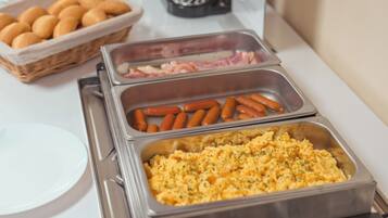 بوفيه فطور يوميًا بتكلفة قدرها (3000 HUF للشخص)