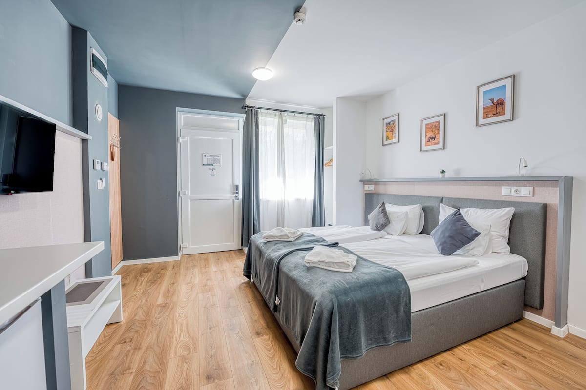 Kamer | Een kluis op de kamer, een bureau, verduisterende gordijnen
