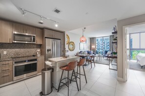 Condo, sacada, vista para a cidade | Cozinha privada | Geladeira, micro-ondas, cafeteira/chaleira, torradeira